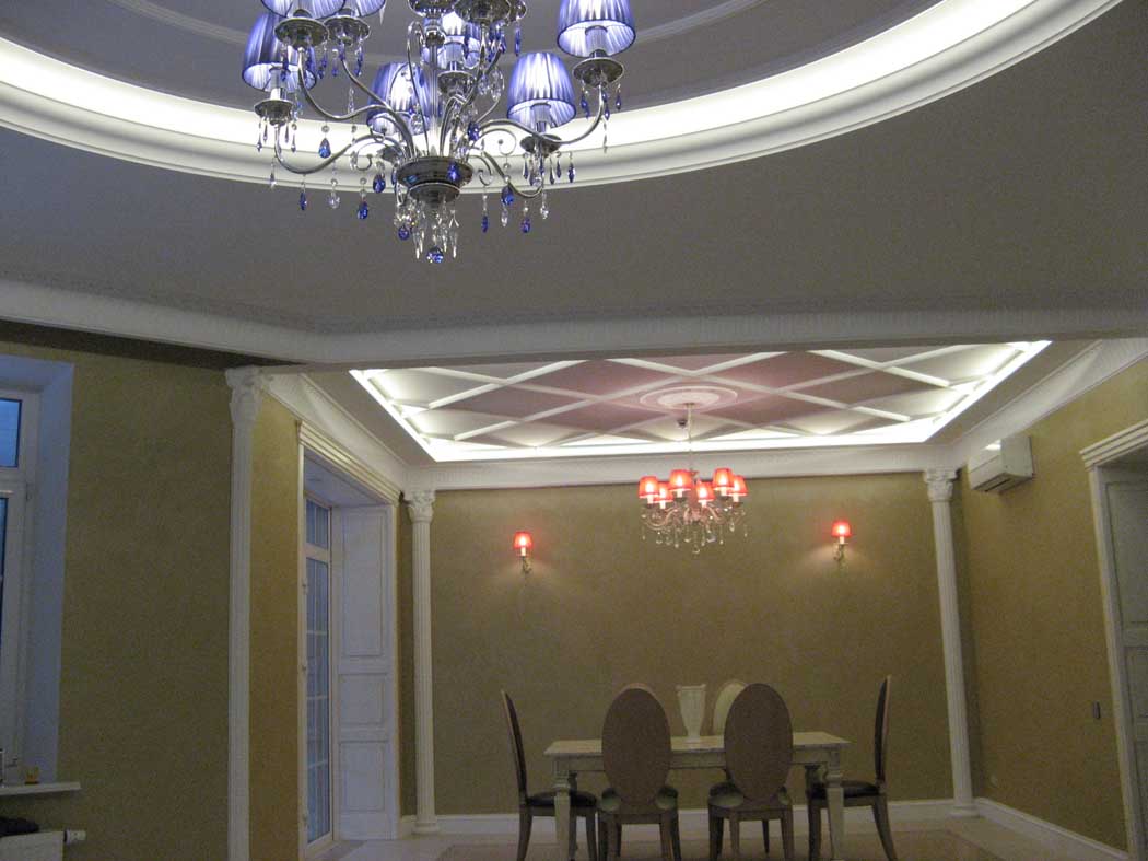 лепной потолок с подсветкой